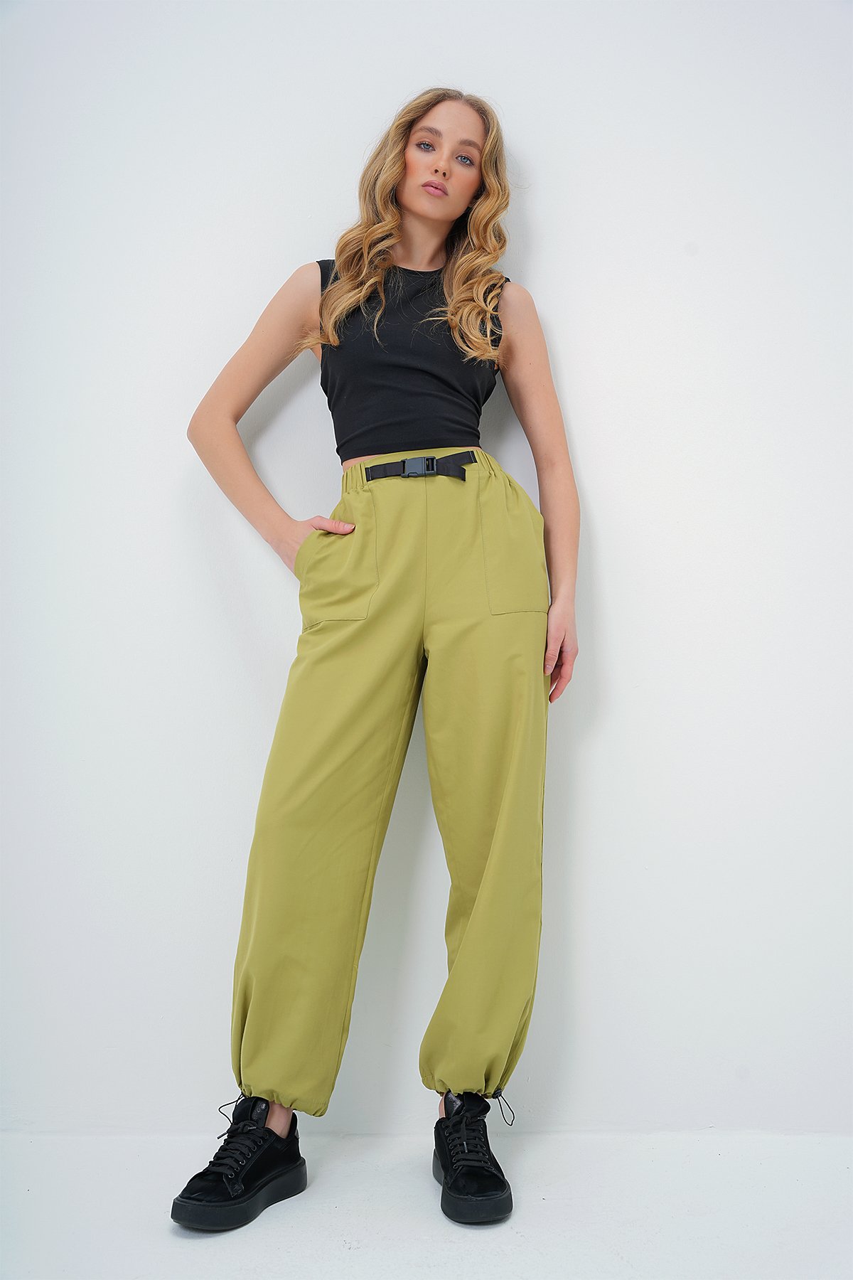 ÇİFT CEPLİ PAÇASI LASTİKLİ KEMER DETAYLI YAZLIK JOGGER PANTOLON - YAĞ YEŞİLİ