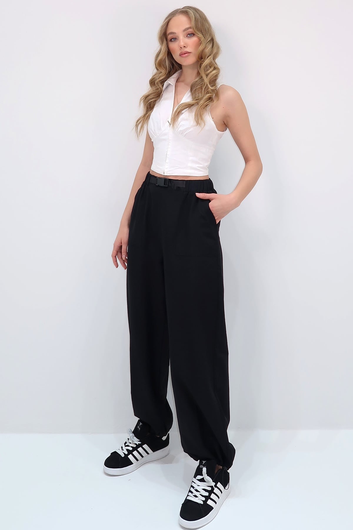 ÇİFT CEPLİ PAÇASI LASTİKLİ KEMER DETAYLI YAZLIK JOGGER PANTOLON - SİYAH