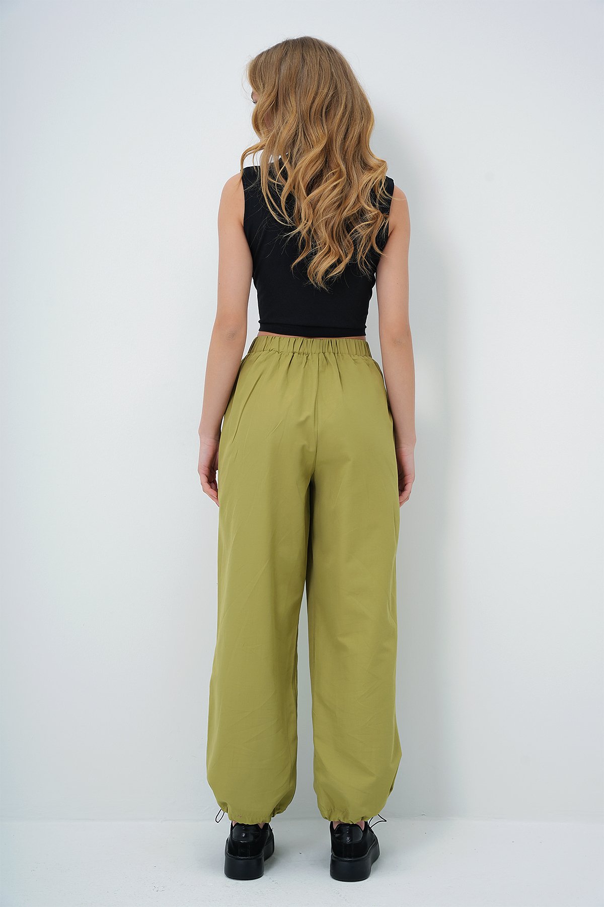 ÇİFT CEPLİ PAÇASI LASTİKLİ KEMER DETAYLI YAZLIK JOGGER PANTOLON - YAĞ YEŞİLİ