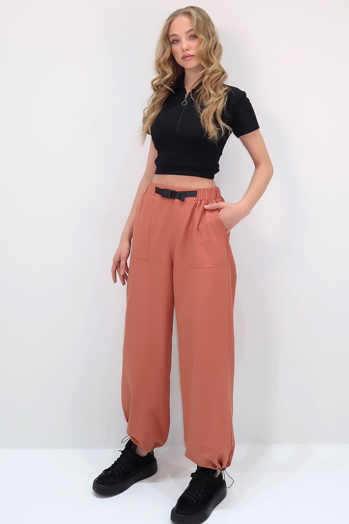 ÇİFT CEPLİ PAÇASI LASTİKLİ KEMER DETAYLI YAZLIK JOGGER PANTOLON - KİREMİT