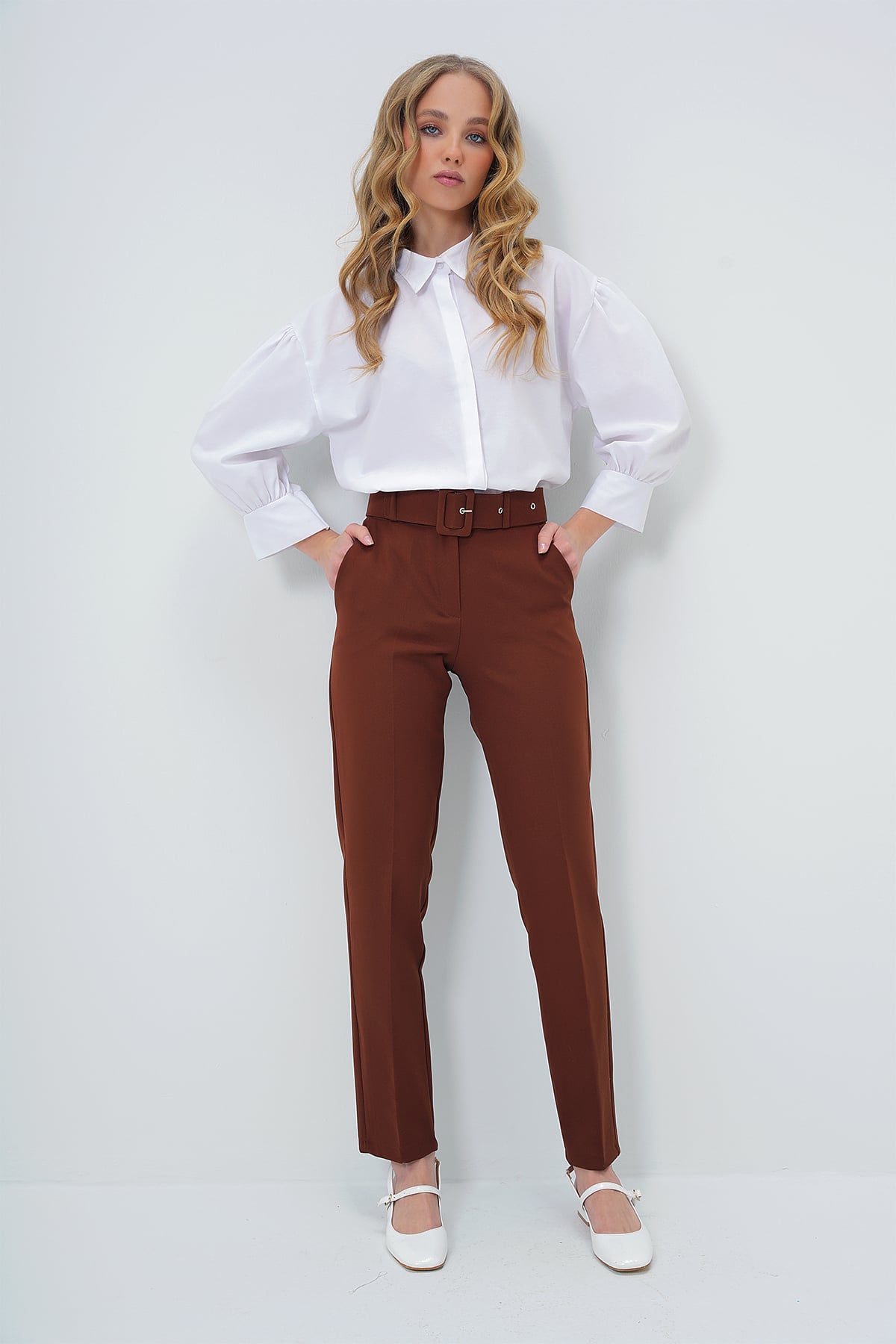 Çift Cepli Piliseli Beli Kemerli Straight Fit Pantolon - KAHVERENGİ