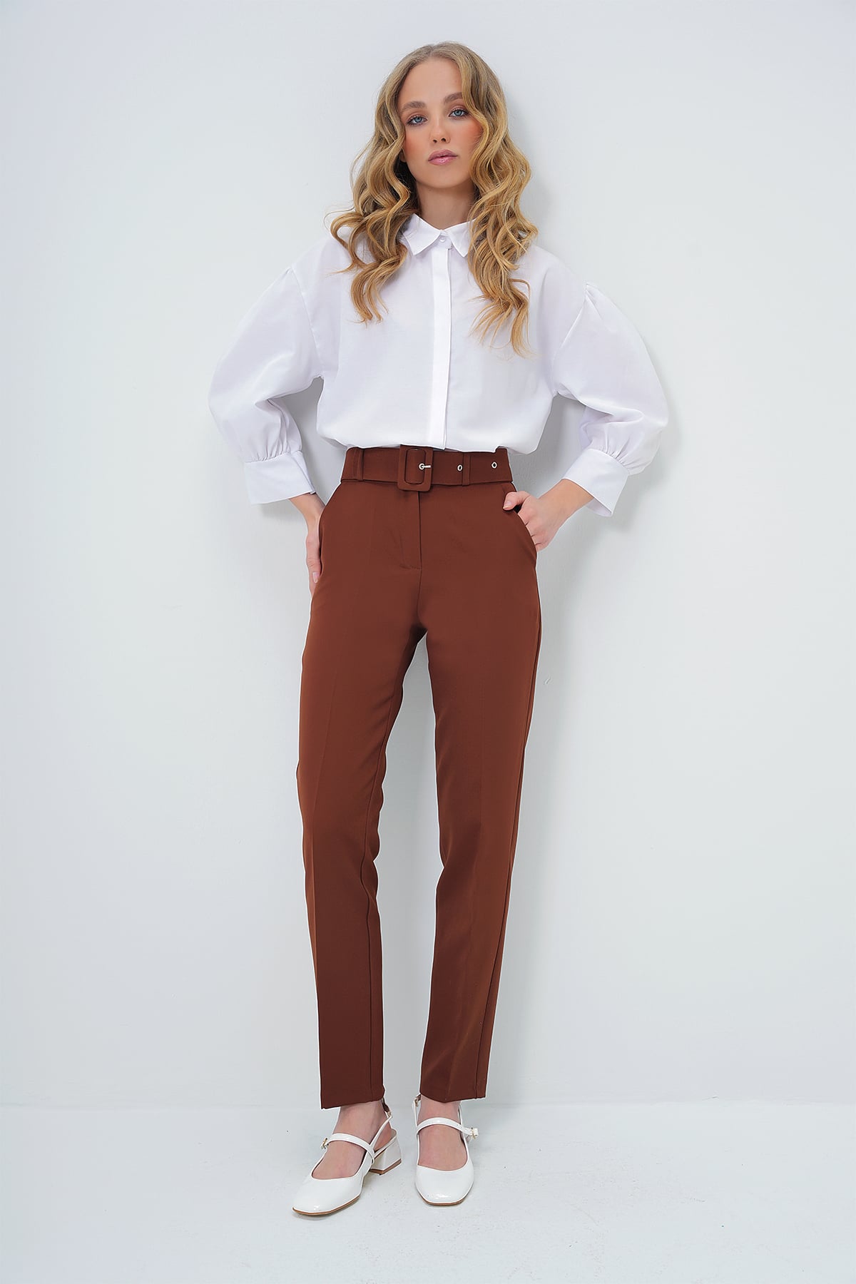 Çift Cepli Piliseli Beli Kemerli Straight Fit Pantolon - KAHVERENGİ