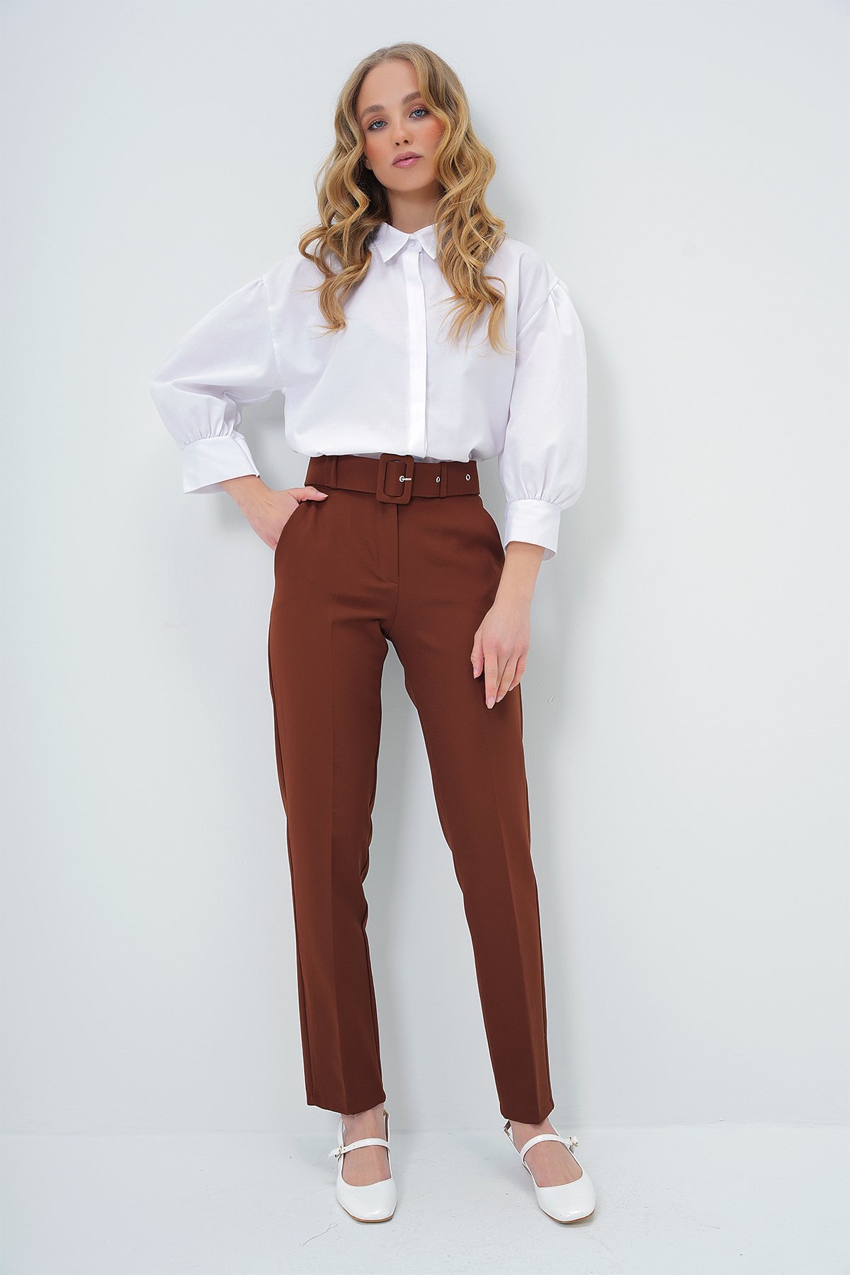 Çift Cepli Piliseli Beli Kemerli Straight Fit Pantolon - KAHVERENGİ