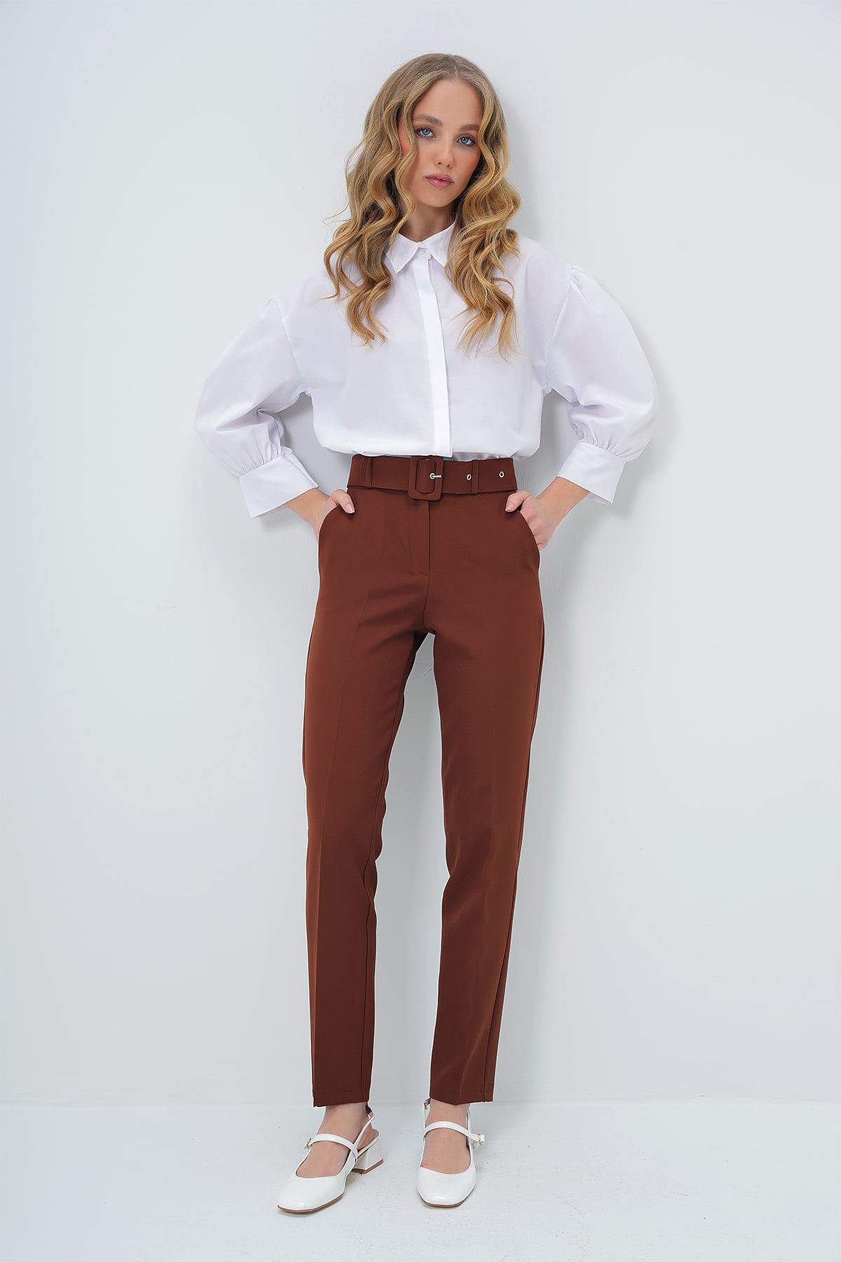 Çift Cepli Piliseli Beli Kemerli Straight Fit Pantolon - KAHVERENGİ