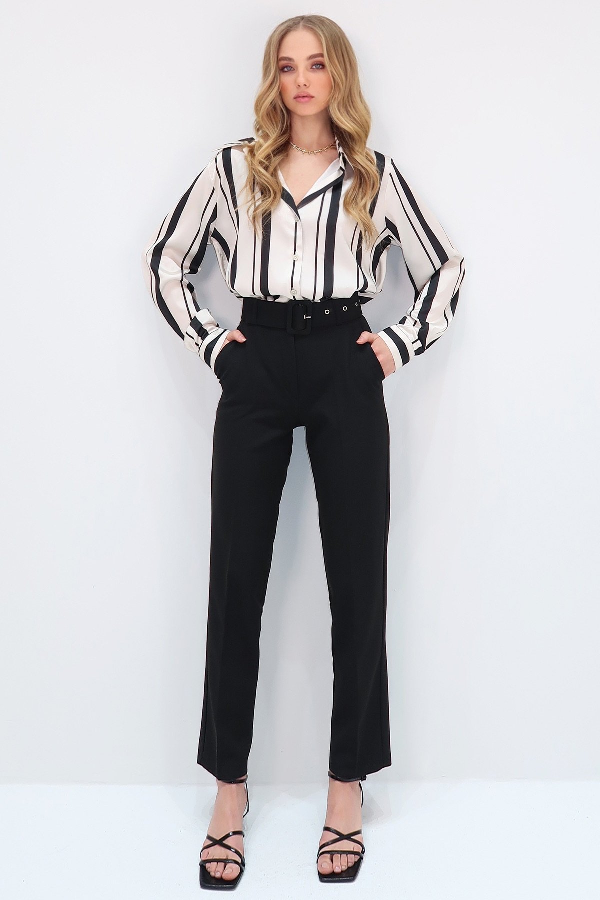 Çift Cepli Piliseli Beli Kemerli Straight Fit Pantolon - SİYAH