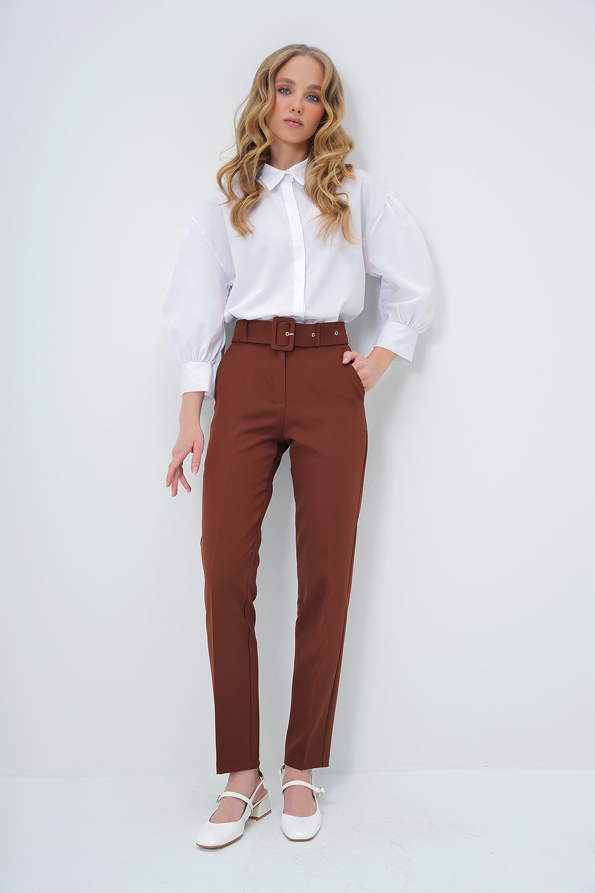 Çift Cepli Piliseli Beli Kemerli Straight Fit Pantolon - KAHVERENGİ