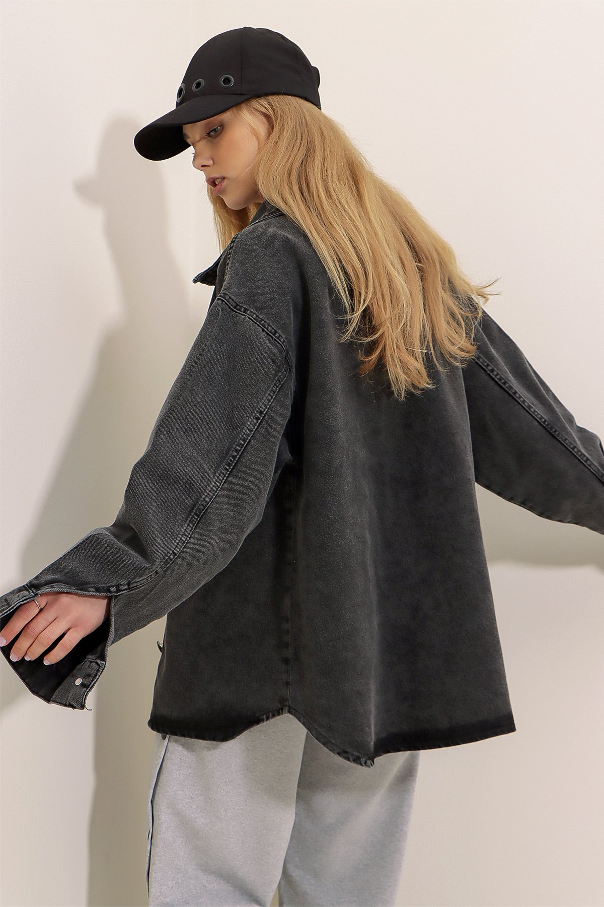 Çift Cepli Yıkamalı Oversize Denim Ceket - Antrasit
