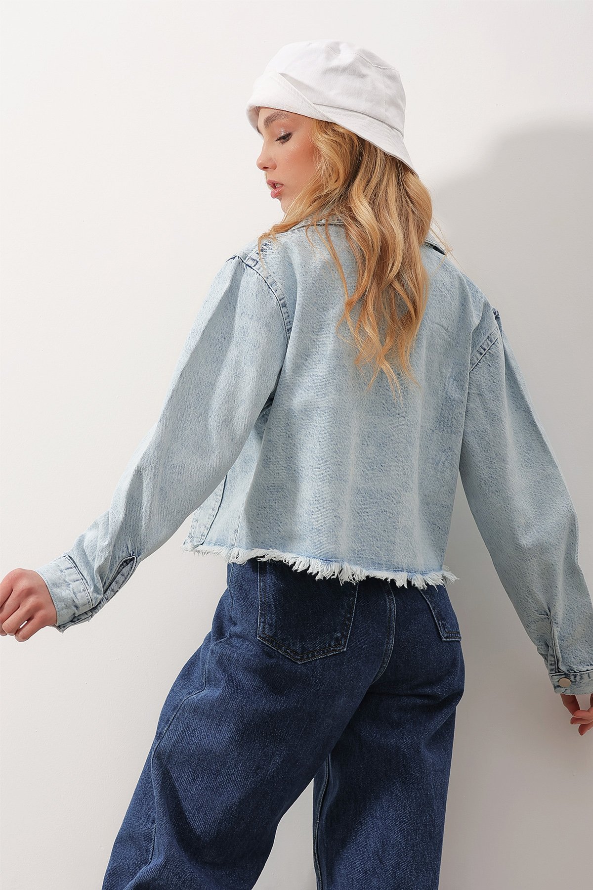 Çıtçıt Kapamalı Yıkama Efektli Crop Denim Ceket - Buz Mavisi