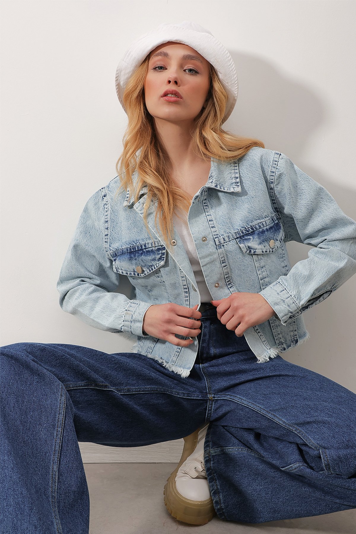 Çıtçıt Kapamalı Yıkama Efektli Crop Denim Ceket - Buz Mavisi