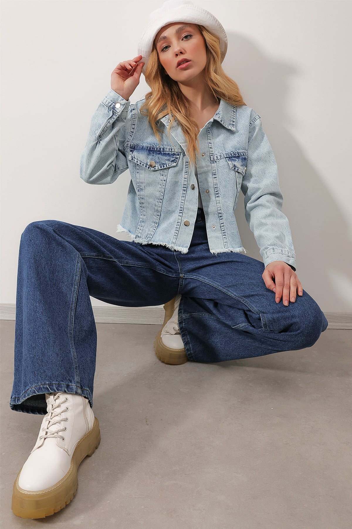 Çıtçıt Kapamalı Yıkama Efektli Crop Denim Ceket - Buz Mavisi