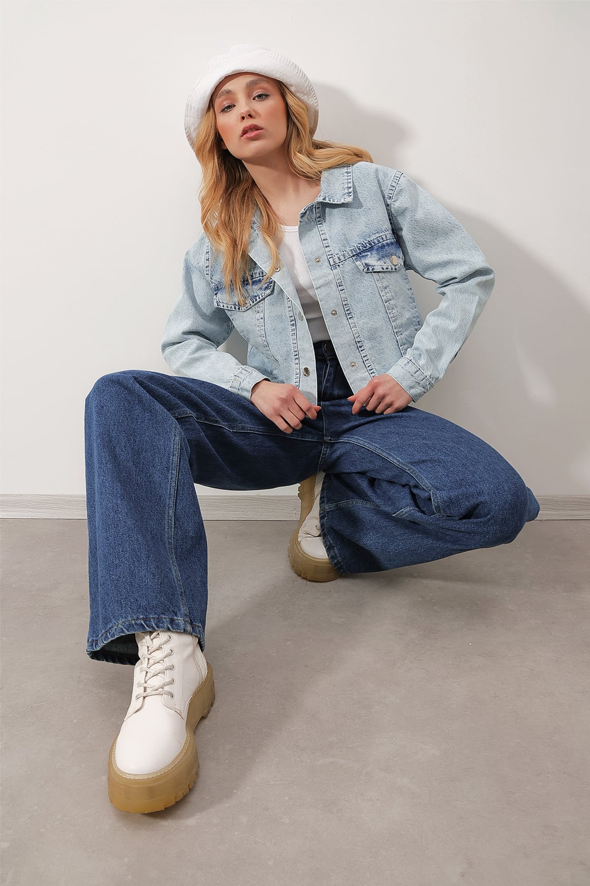 Çıtçıt Kapamalı Yıkama Efektli Crop Denim Ceket - Buz Mavisi