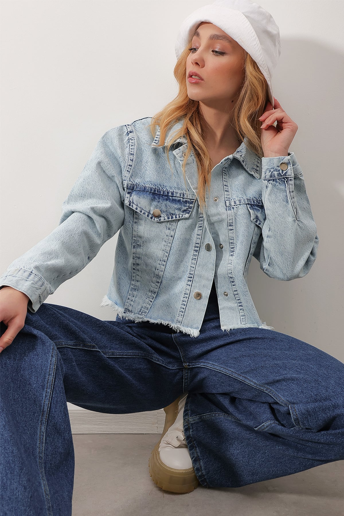 Çıtçıt Kapamalı Yıkama Efektli Crop Denim Ceket - Buz Mavisi