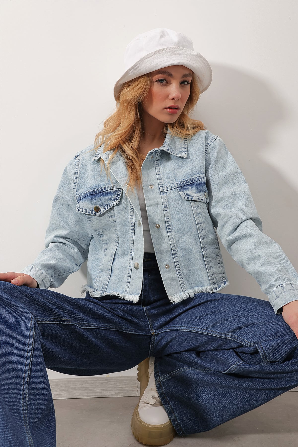Çıtçıt Kapamalı Yıkama Efektli Crop Denim Ceket - Buz Mavisi