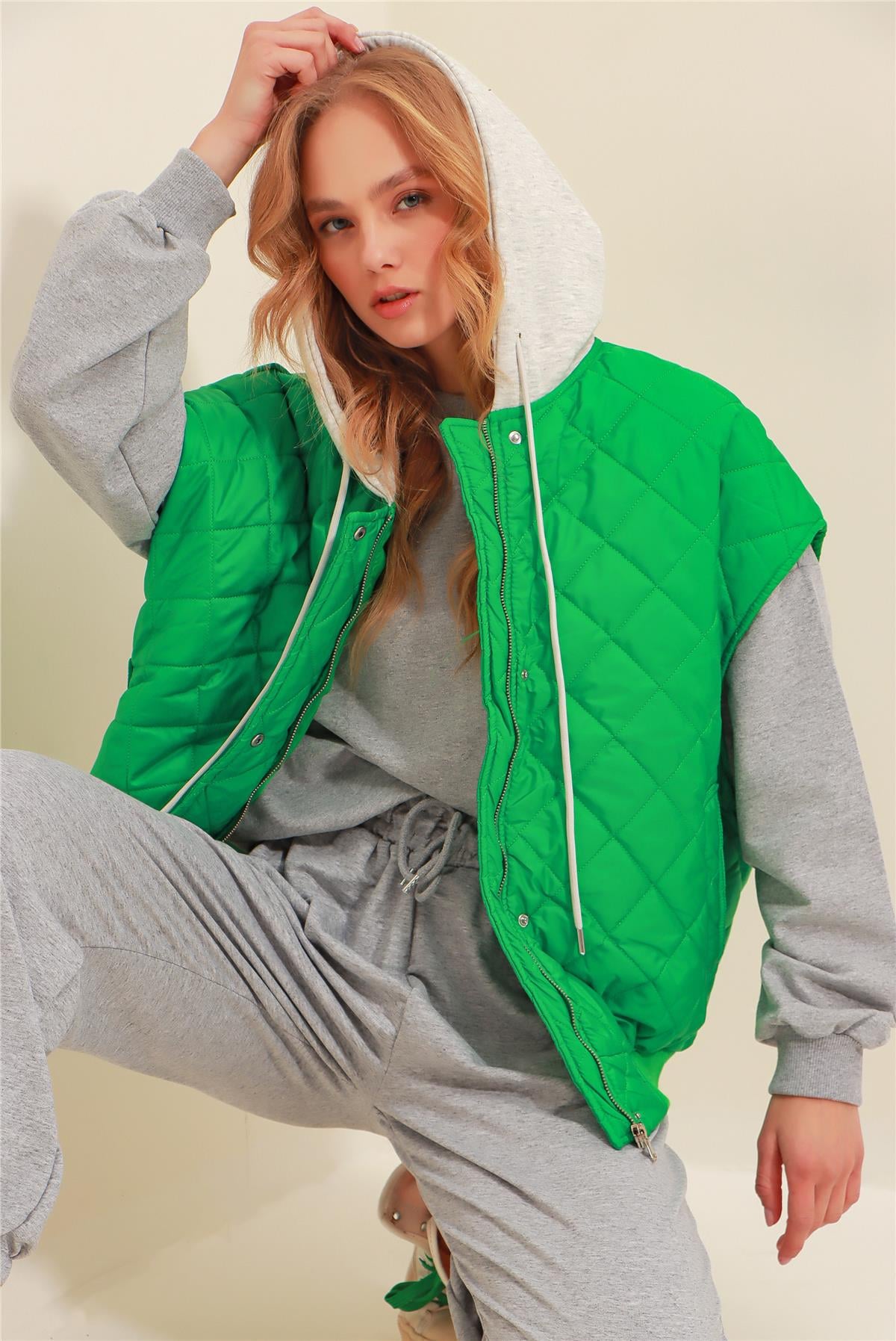 Çıtçıt Ve Fermuar Detaylı Kapüşonlu Kapitone Oversize Yelek - Yeşil