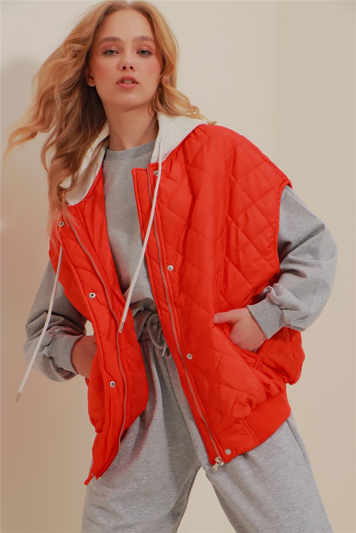 Çıtçıt Ve Fermuar Detaylı Kapüşonlu Kapitone Oversize Yelek - Turuncu