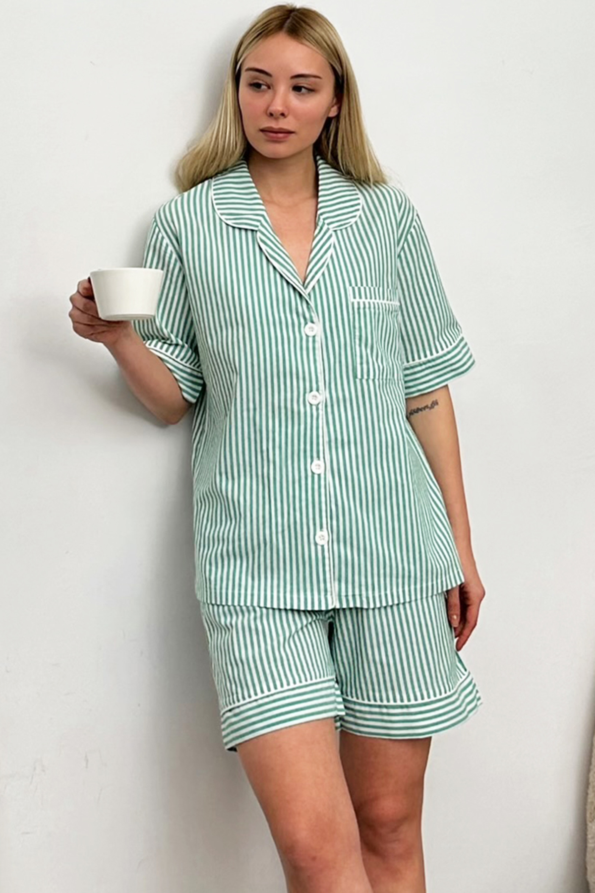Çizgili Ara Biyeli Şortlu Pijama Takım - Yeşil