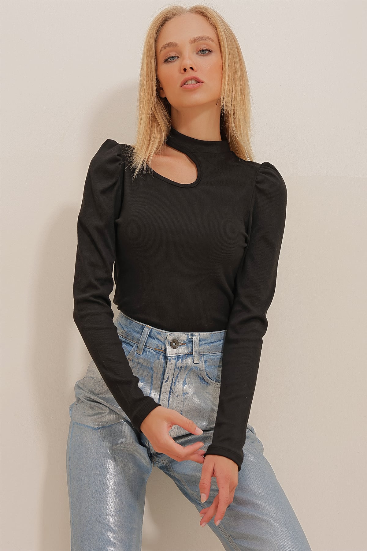 Cut Out Detaylı Choker Yaka Vücüda Oturan Esnek Örme Bluz - Siyah