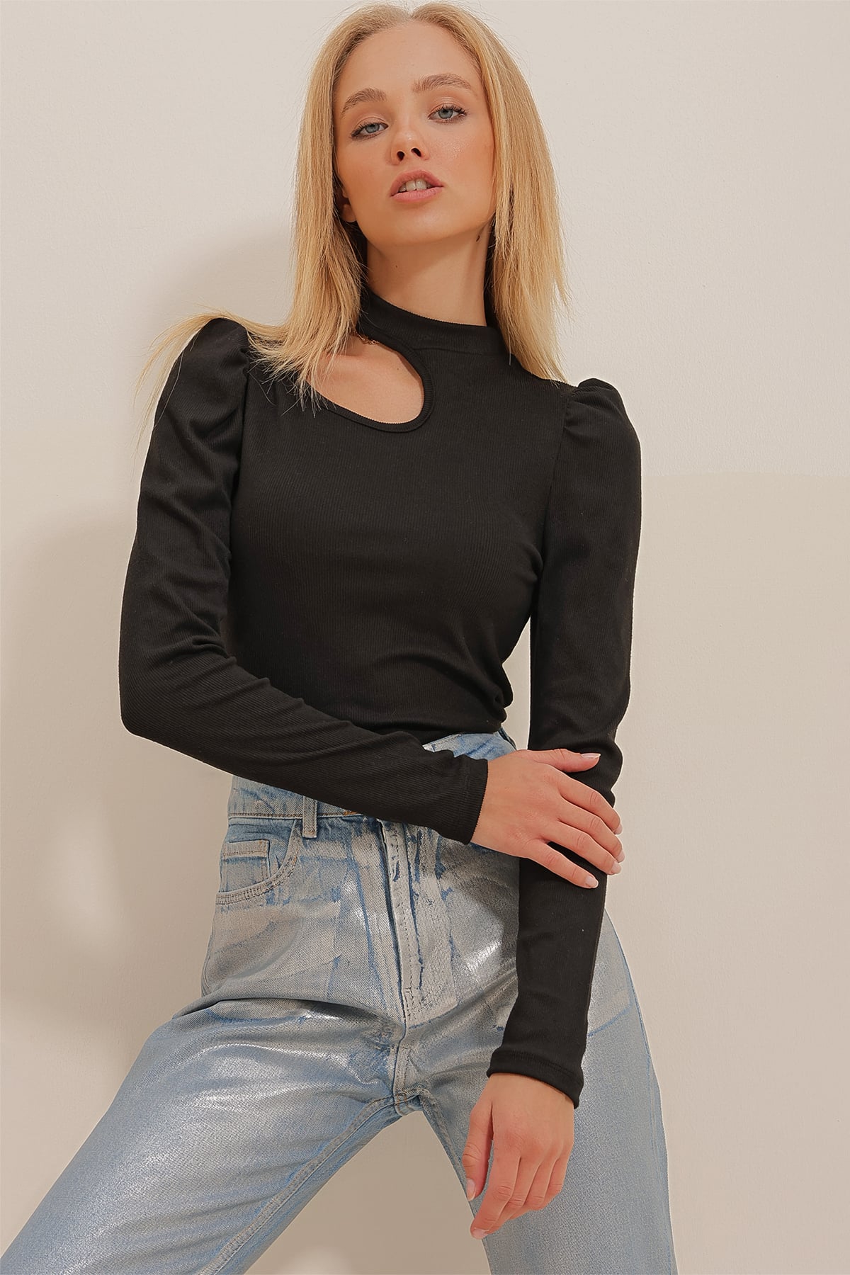 Cut Out Detaylı Choker Yaka Vücüda Oturan Esnek Örme Bluz - Siyah