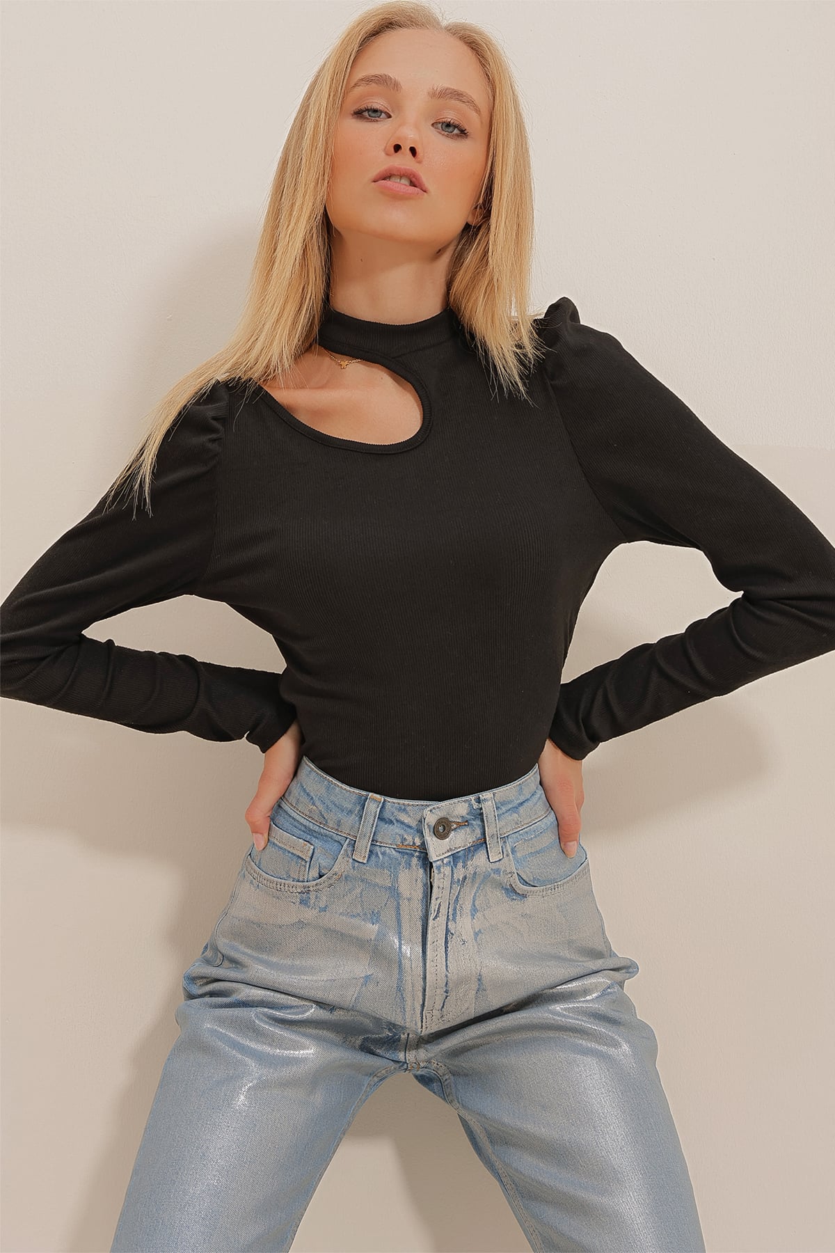 Cut Out Detaylı Choker Yaka Vücüda Oturan Esnek Örme Bluz - Siyah