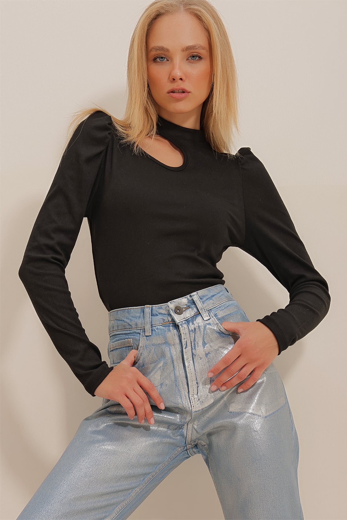 Cut Out Detaylı Choker Yaka Vücüda Oturan Esnek Örme Bluz - Siyah