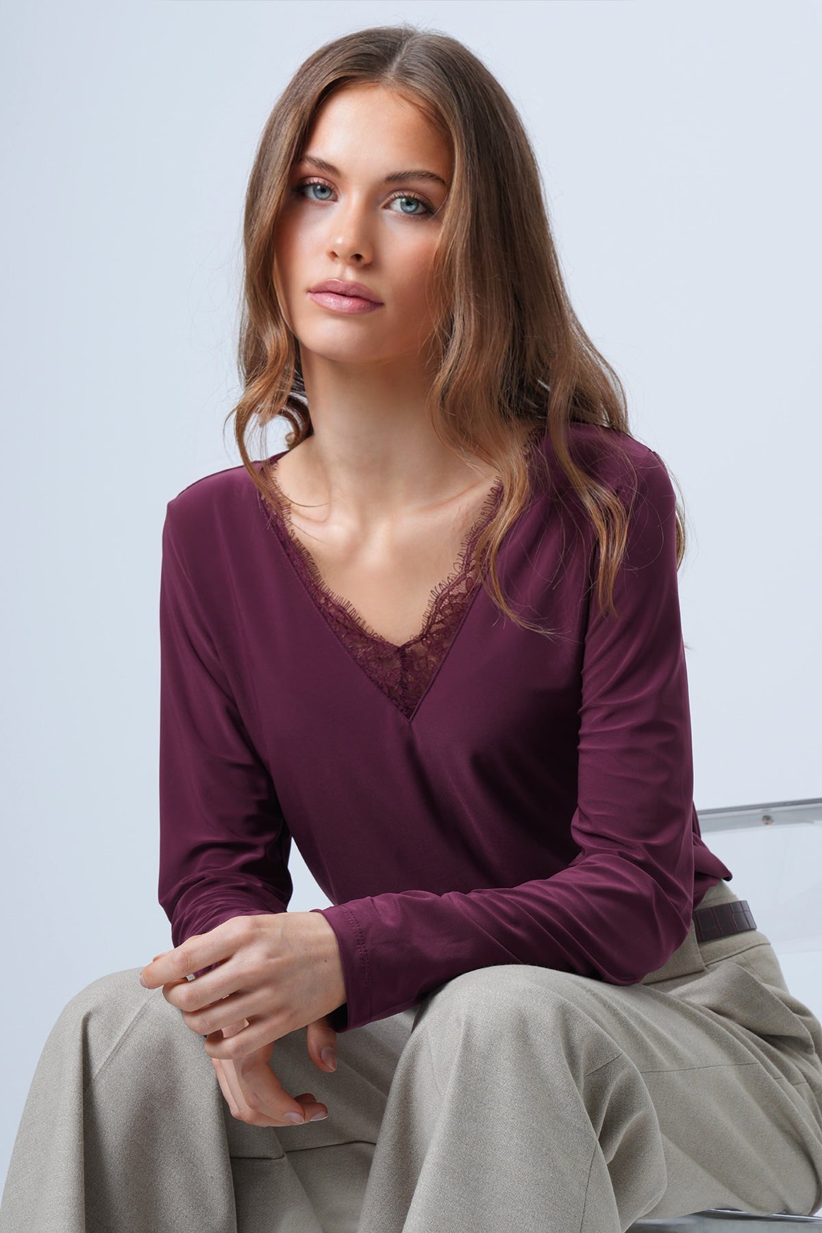 Dantel Detaylı Derin V Yaka Bluz - BORDO