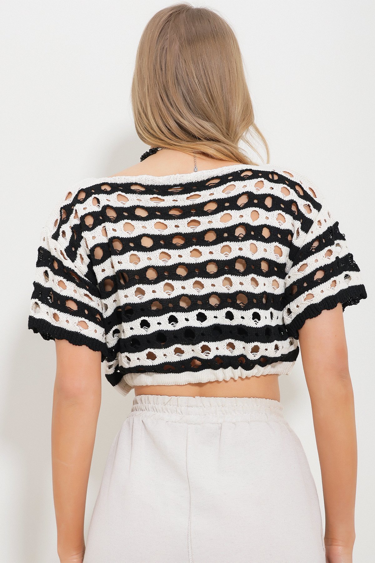 Delik Ajurlu Beli Kordonlu Crop Triko Bluz - Siyah-Beyaz
