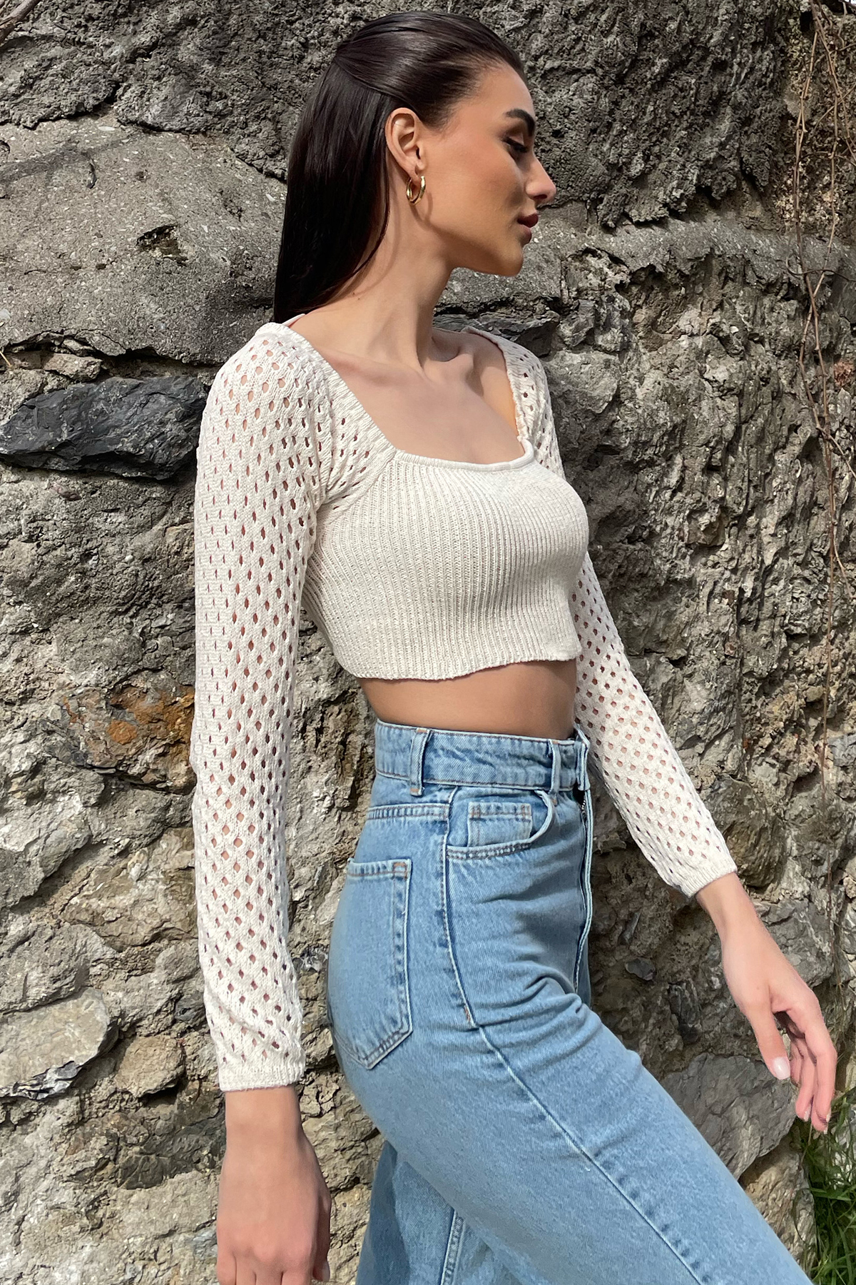 Delik Ajurlu Sırtı Bağcık Detaylı Crop Triko Bluz - Bej