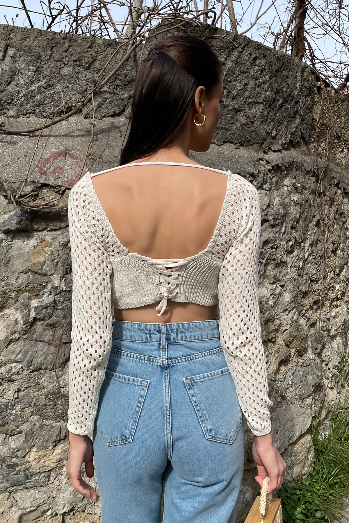 Delik Ajurlu Sırtı Bağcık Detaylı Crop Triko Bluz - Bej
