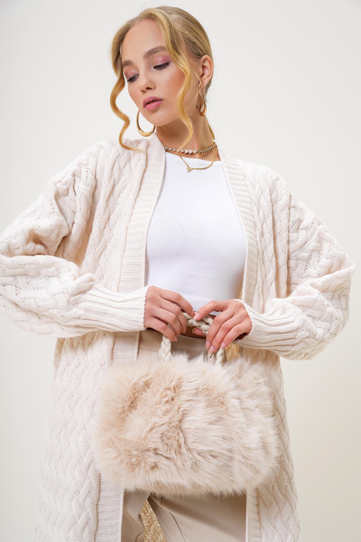 DERİ KULPLU METAL OMUZ ASKILI TÜYLÜ SUNİ KÜRK EL VE OMUZ ÇANTASI - Krem