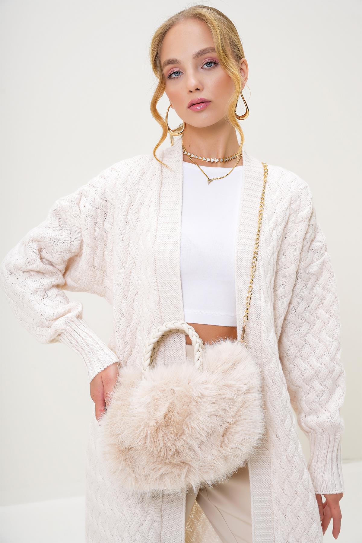 DERİ KULPLU METAL OMUZ ASKILI TÜYLÜ SUNİ KÜRK EL VE OMUZ ÇANTASI - Krem