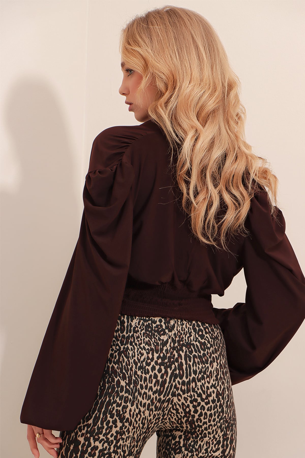 Derin V Yaka Gipe Detaylı Önü Düğmeli Crop Sandy Bluz - Acı Kahve