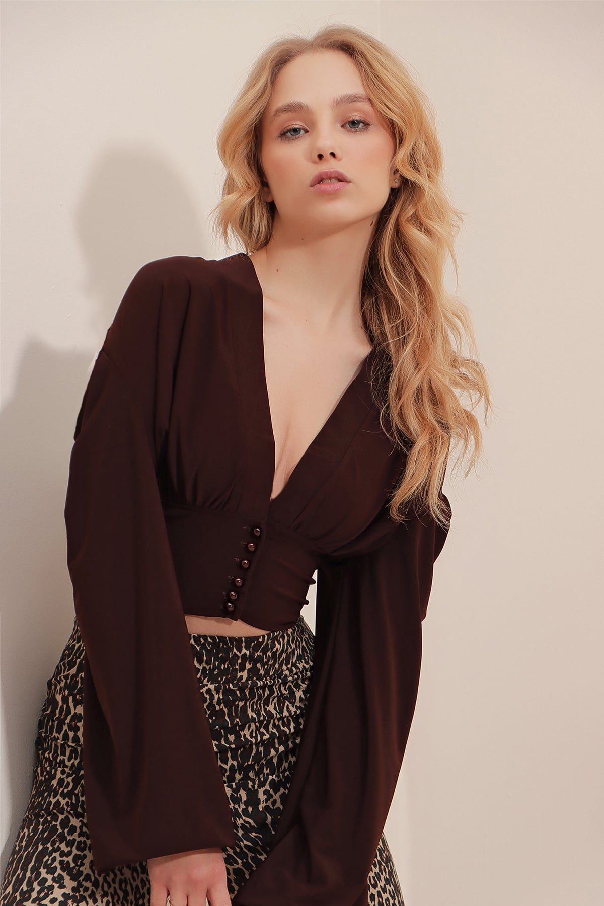 Derin V Yaka Gipe Detaylı Önü Düğmeli Crop Sandy Bluz - Acı Kahve