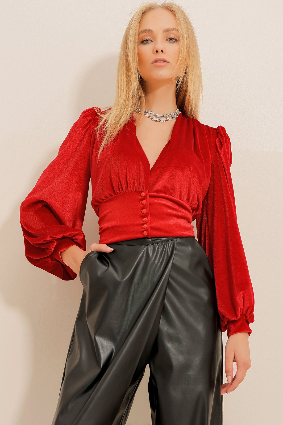 Derin V Yaka Gipe Detaylı Önü Düğmeli Crop Sandy Bluz - Kırmızı