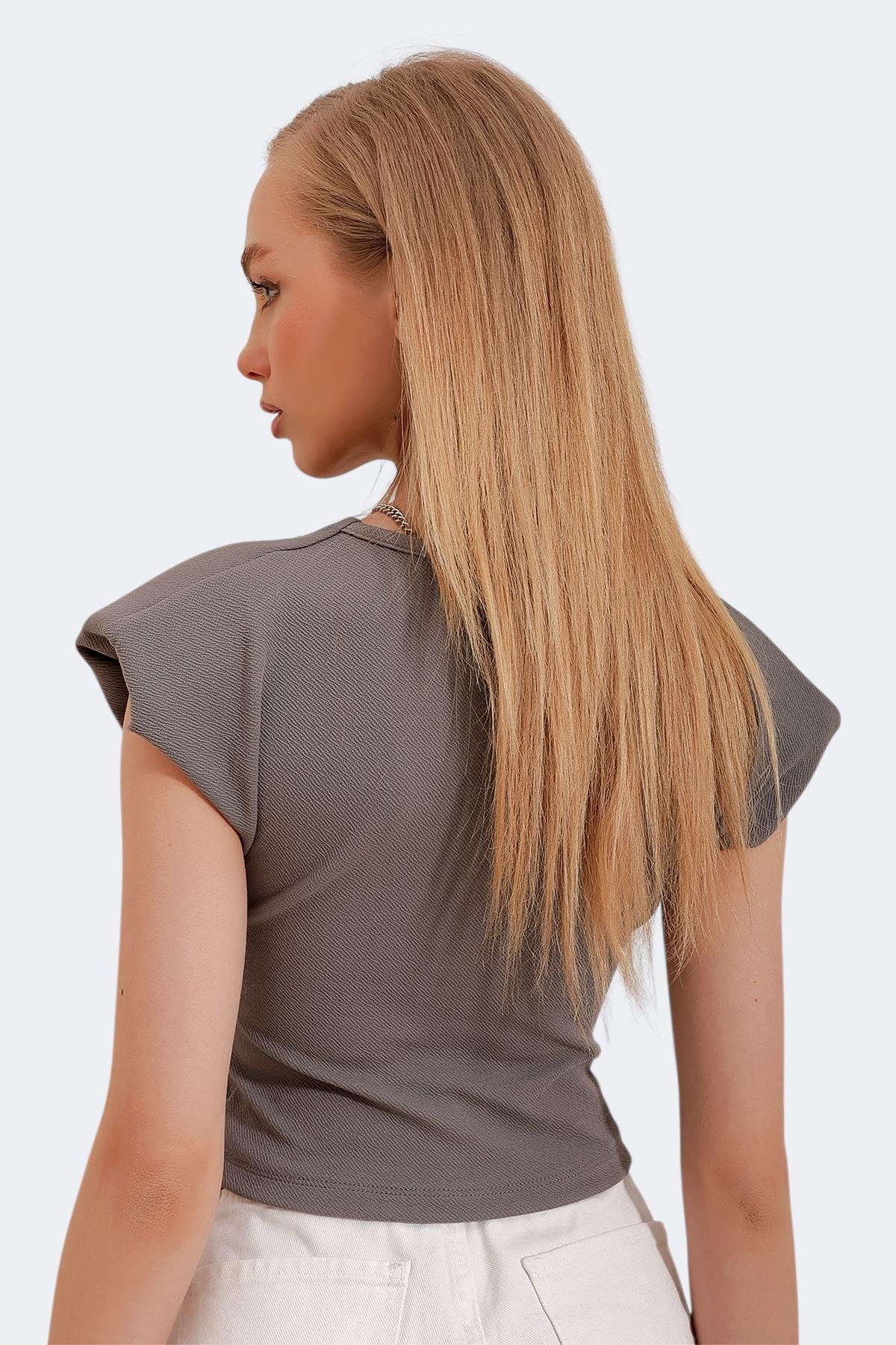 Derin V Yaka Vatkalı Crop Bluz - Gri