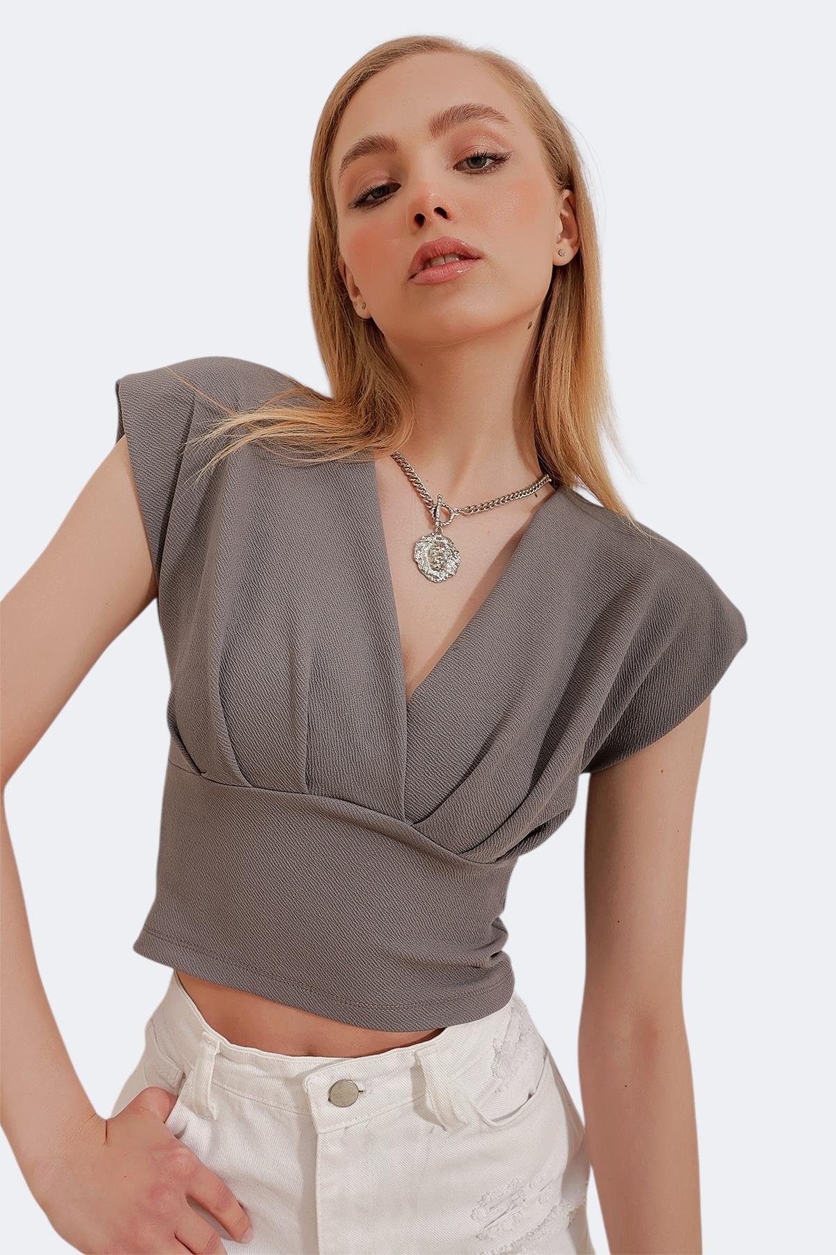 Derin V Yaka Vatkalı Crop Bluz - Gri