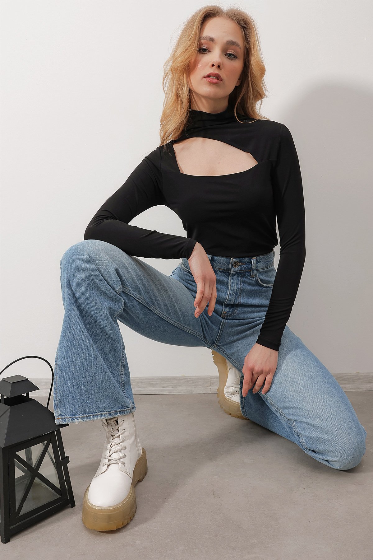 Dik Yaka Asimetrik Cut Out Kesim Crop Bluz - SİYAH