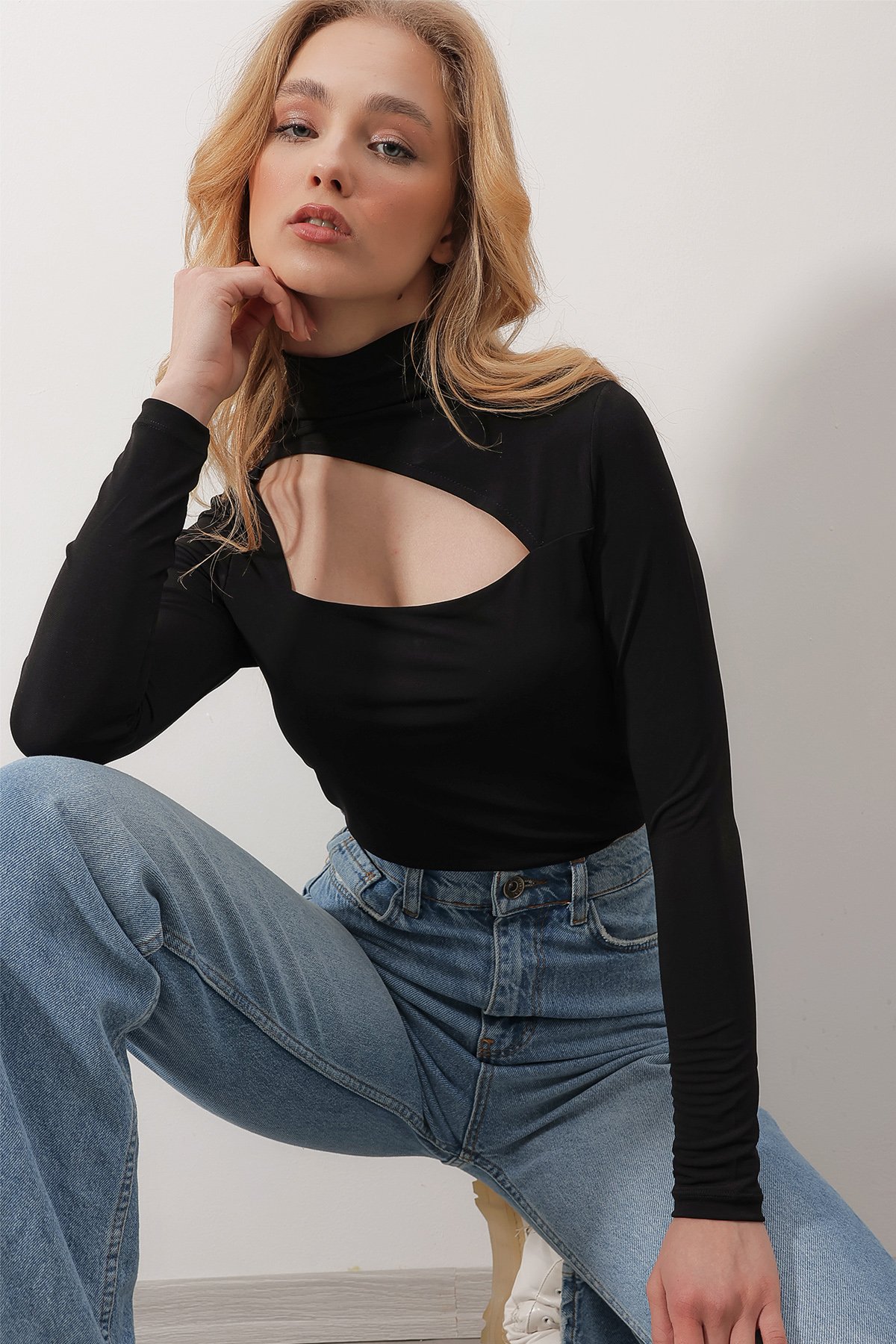 Dik Yaka Asimetrik Cut Out Kesim Crop Bluz - SİYAH