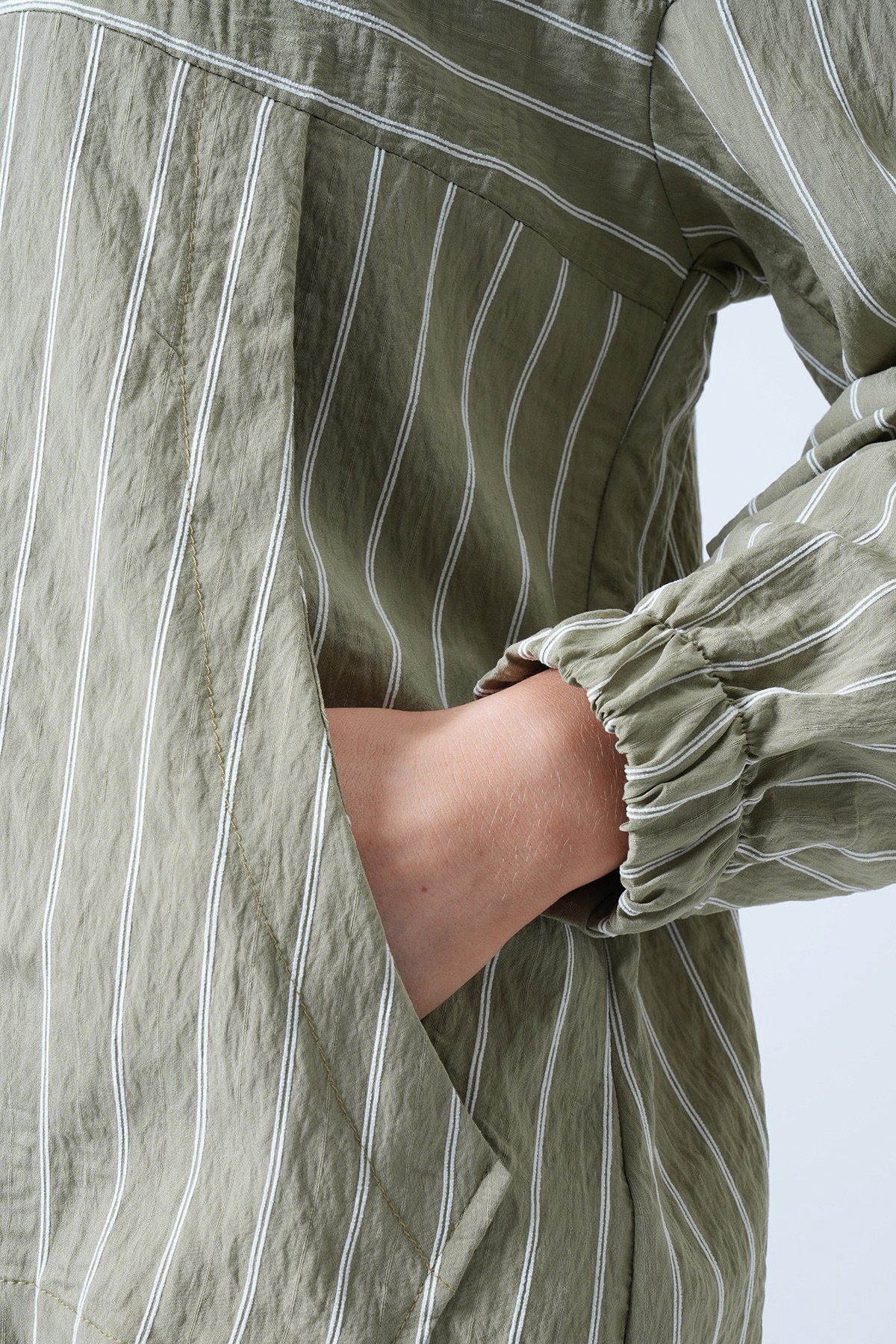 Dik Yaka Çizgili Cepli Dokuma Sweatshirt - HAKİ