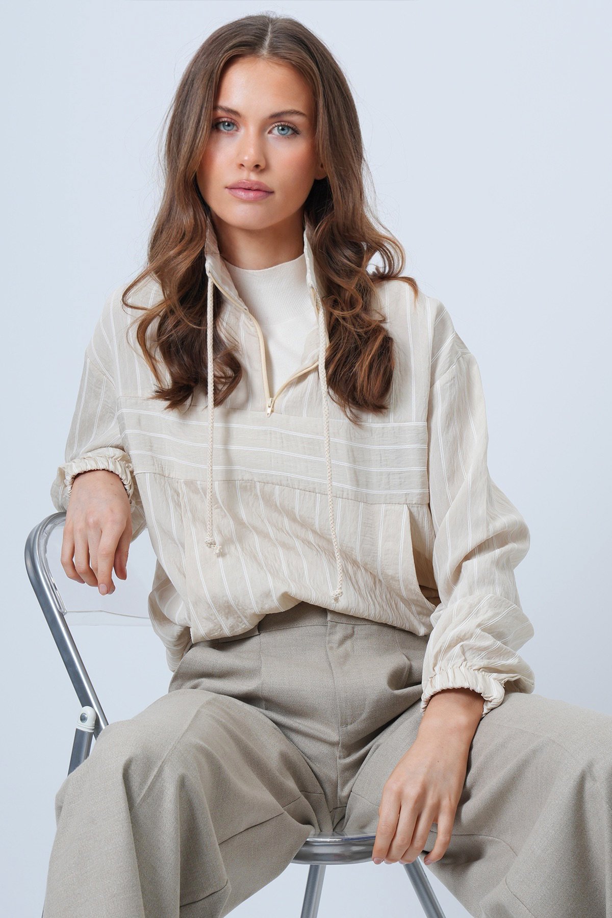 Dik Yaka Çizgili Cepli Dokuma Sweatshirt - BEJ