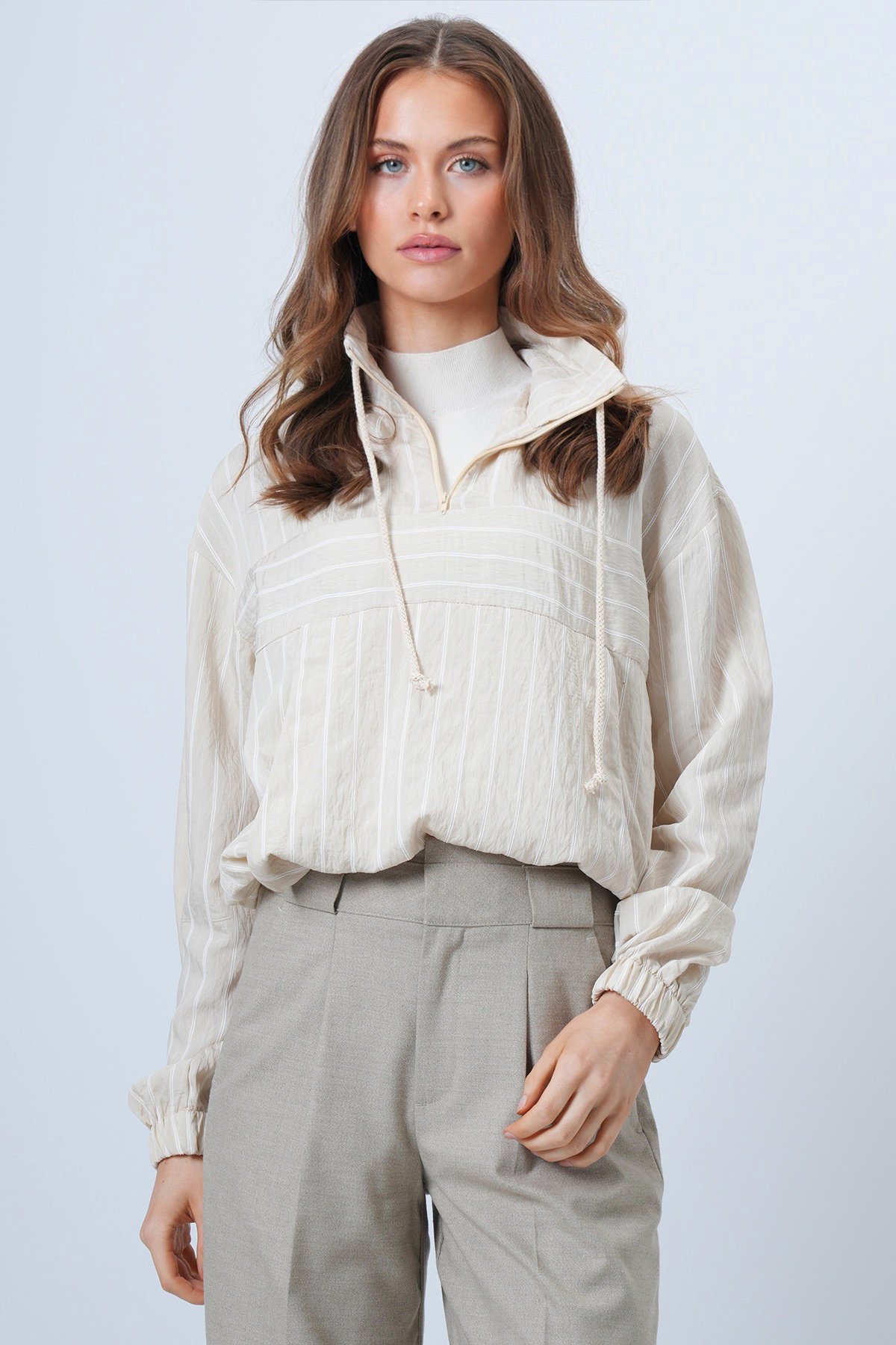 Dik Yaka Çizgili Cepli Dokuma Sweatshirt - BEJ