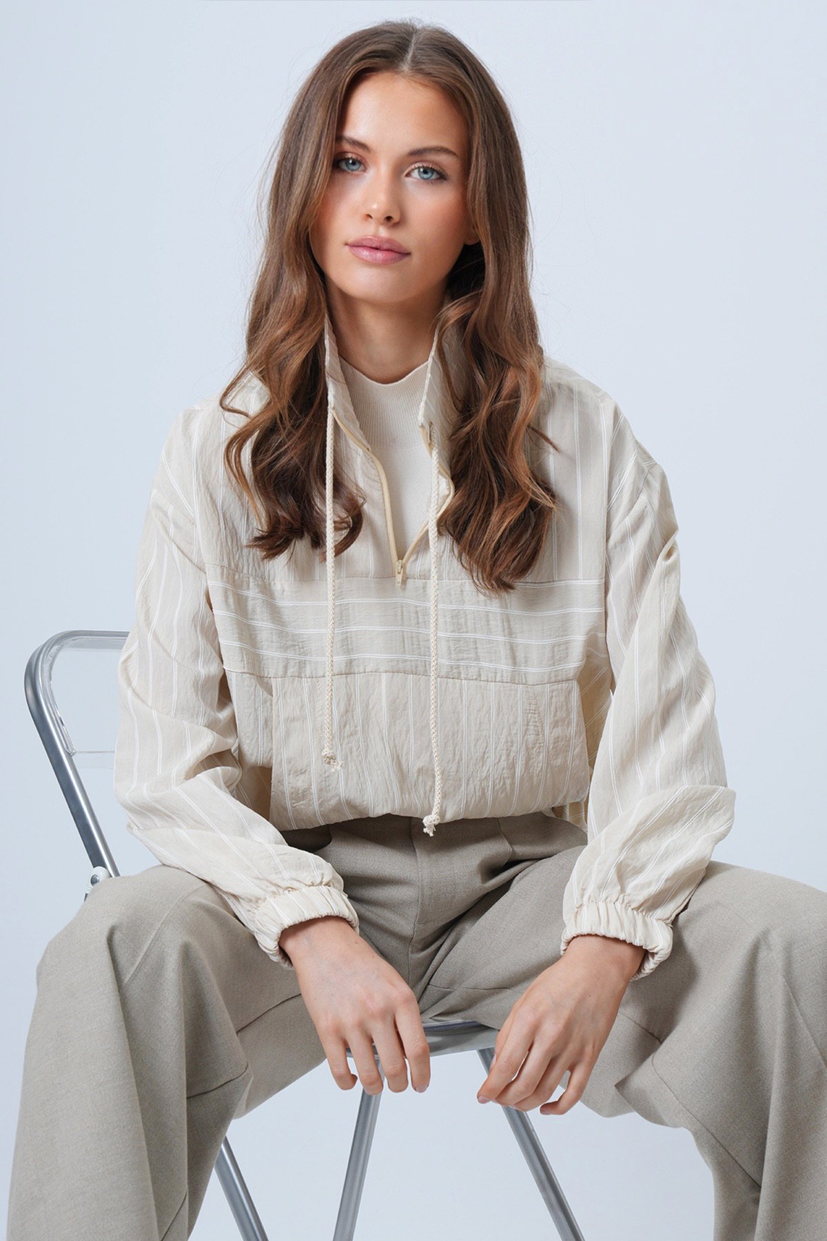 Dik Yaka Çizgili Cepli Dokuma Sweatshirt - BEJ