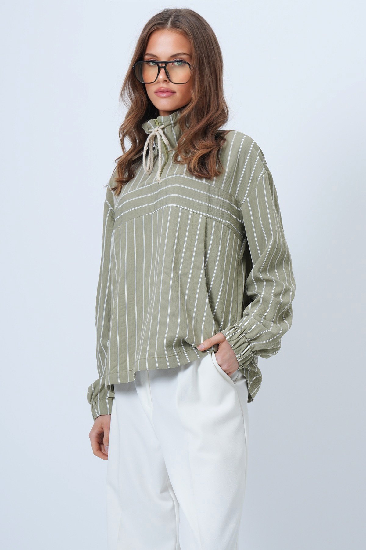 Dik Yaka Çizgili Cepli Dokuma Sweatshirt - HAKİ