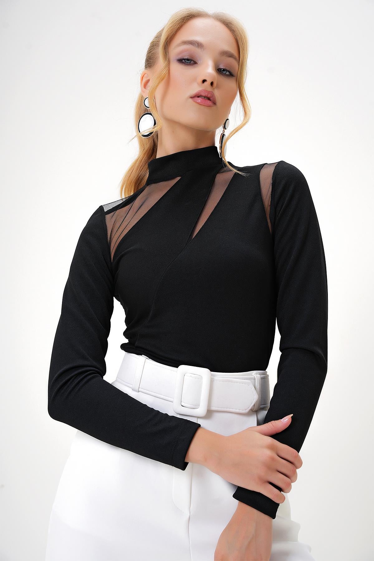 DİK YAKA CUT OUT FİLE DETAYLI ÖRME CREP BLUZ - Siyah