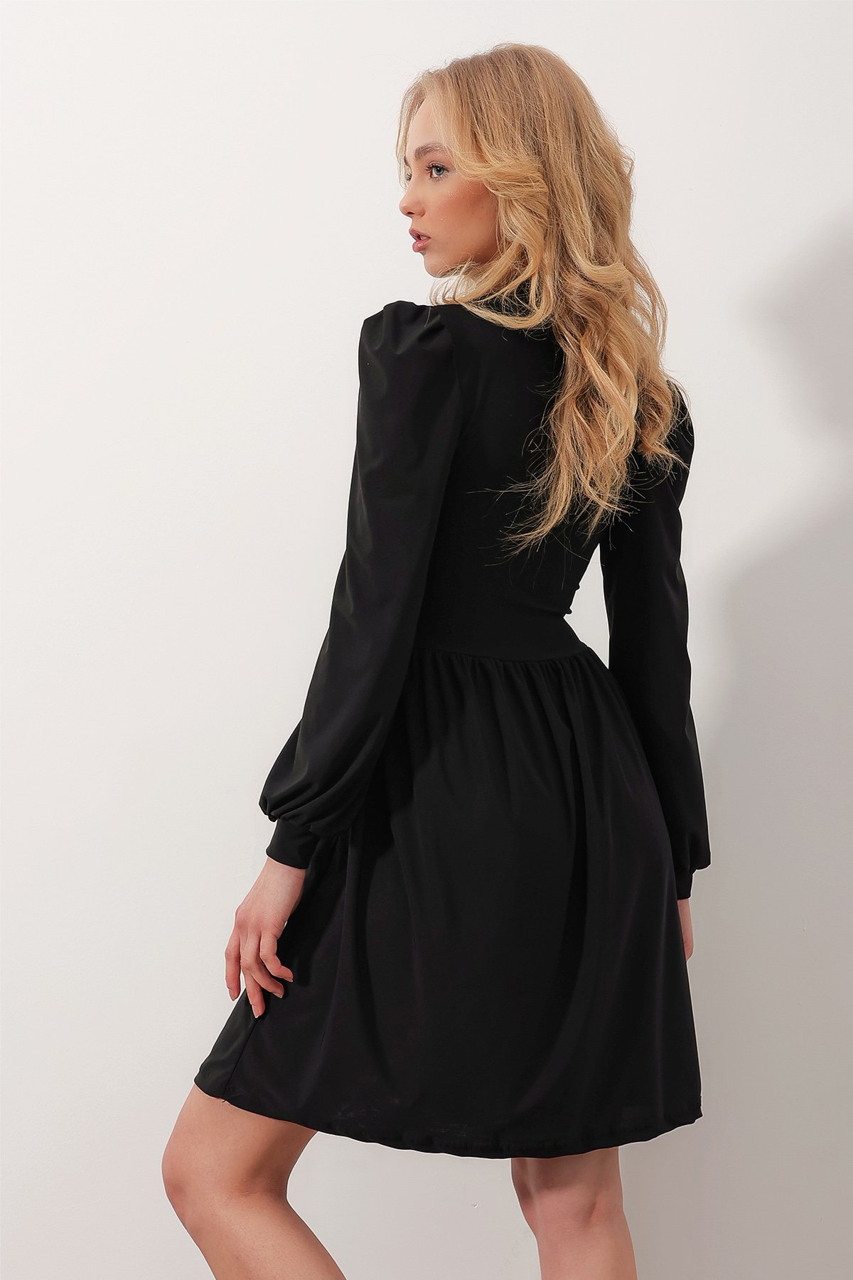 Dik Yaka Cut Out Kloş Sandy Elbise - Siyah