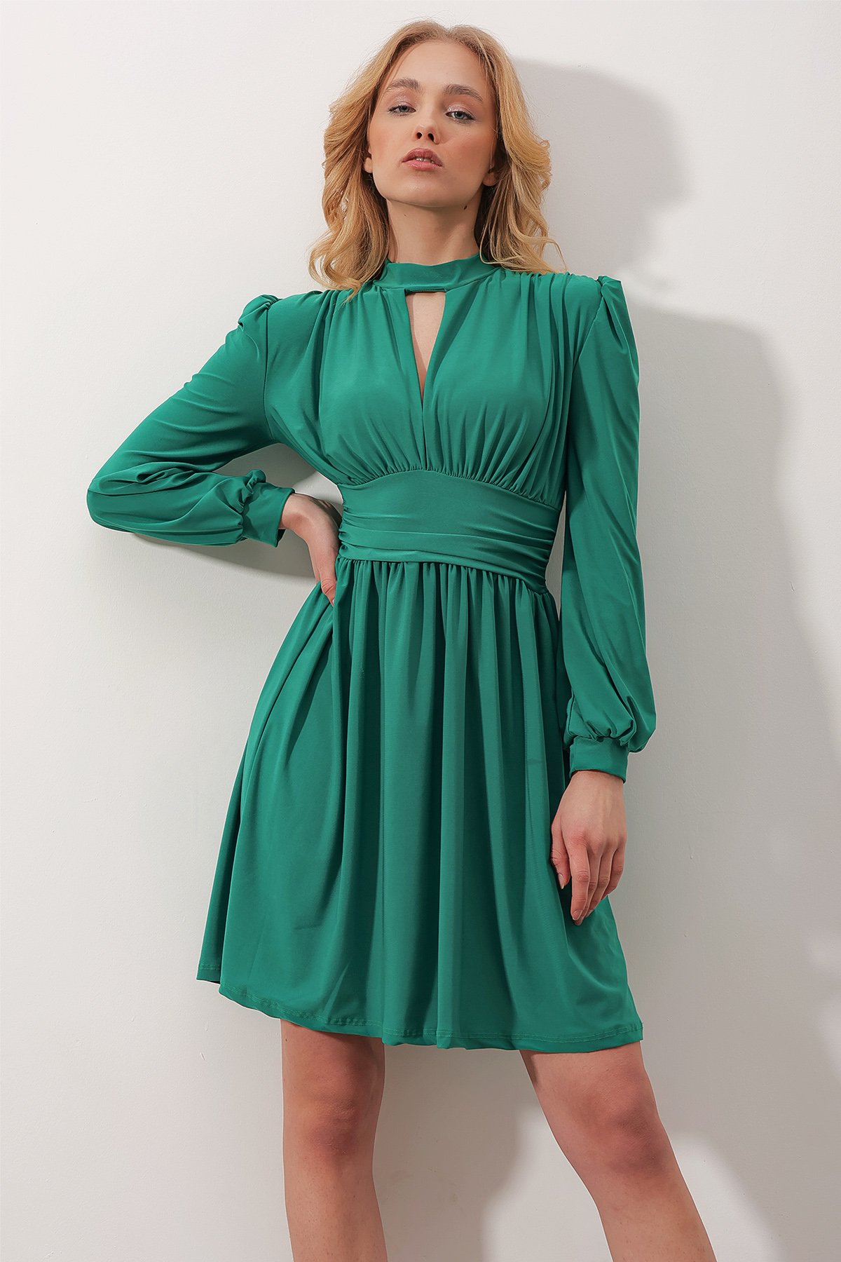 Dik Yaka Cut Out Kloş Sandy Elbise - Yeşil