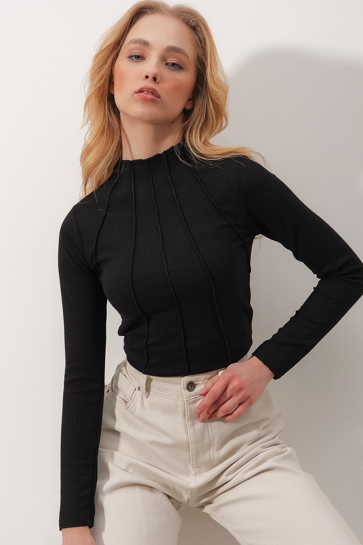 Dik Yaka Dikiş Detaylı Kendinden Dokulu Crop Bluz - Siyah