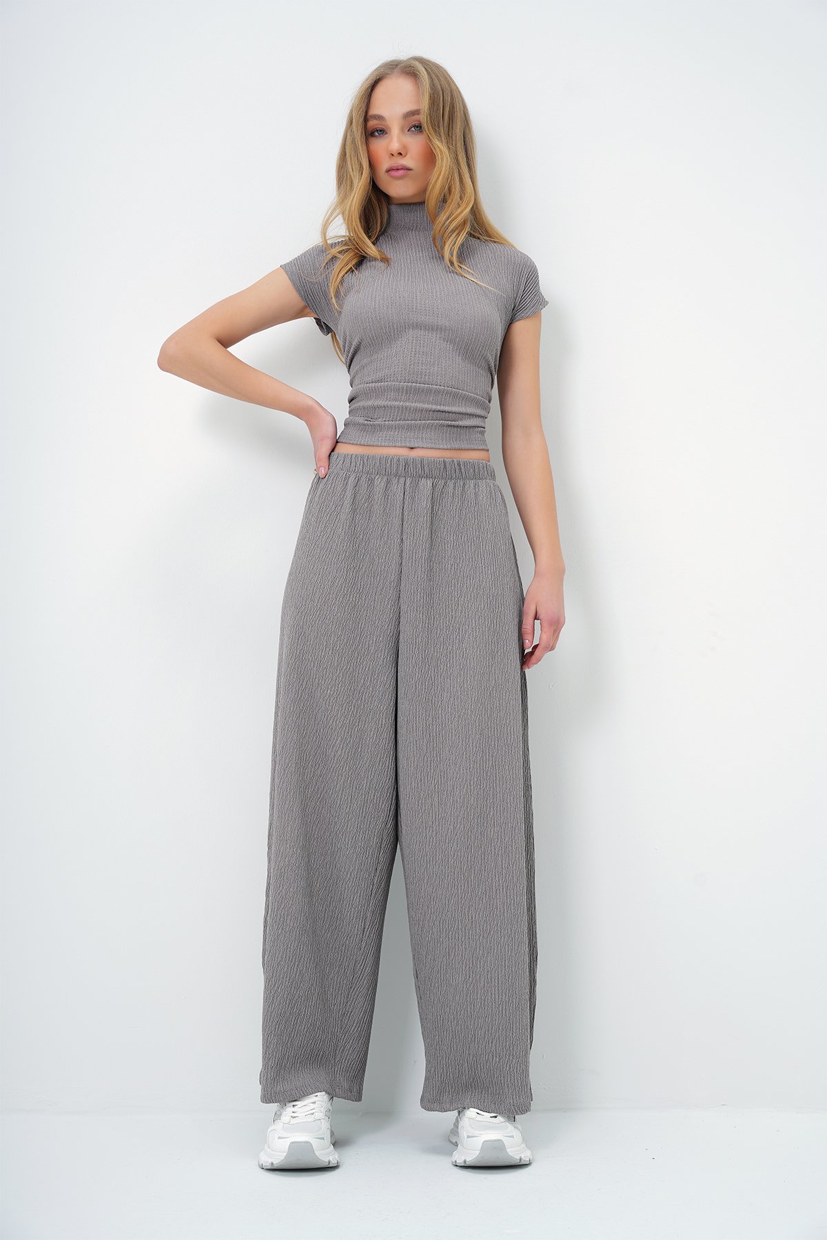 DİK YAKA DOKULU YANLARI DRAPELİ CROP BLUZ VE GENİŞ PAÇA PANTOLON TAKIM - GRİ