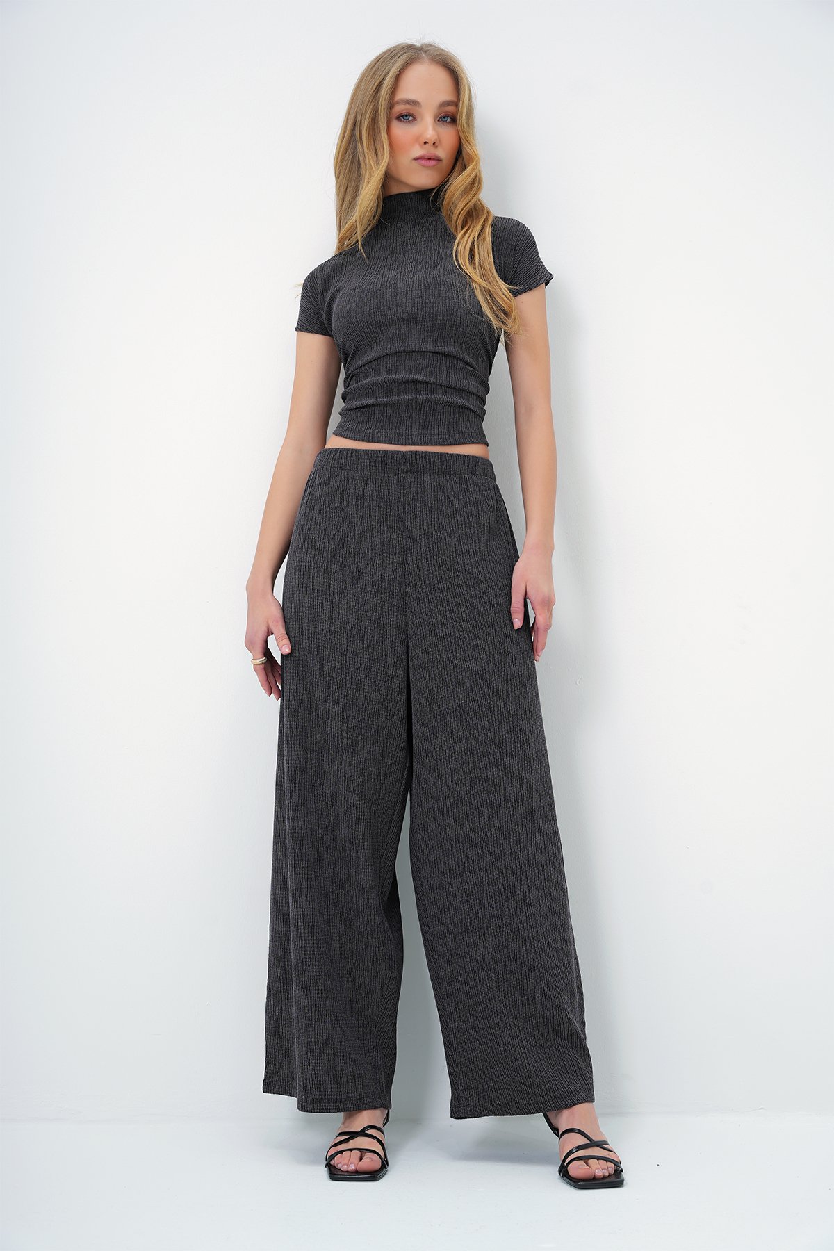 DİK YAKA DOKULU YANLARI DRAPELİ CROP BLUZ VE GENİŞ PAÇA PANTOLON TAKIM - ANTRASİT