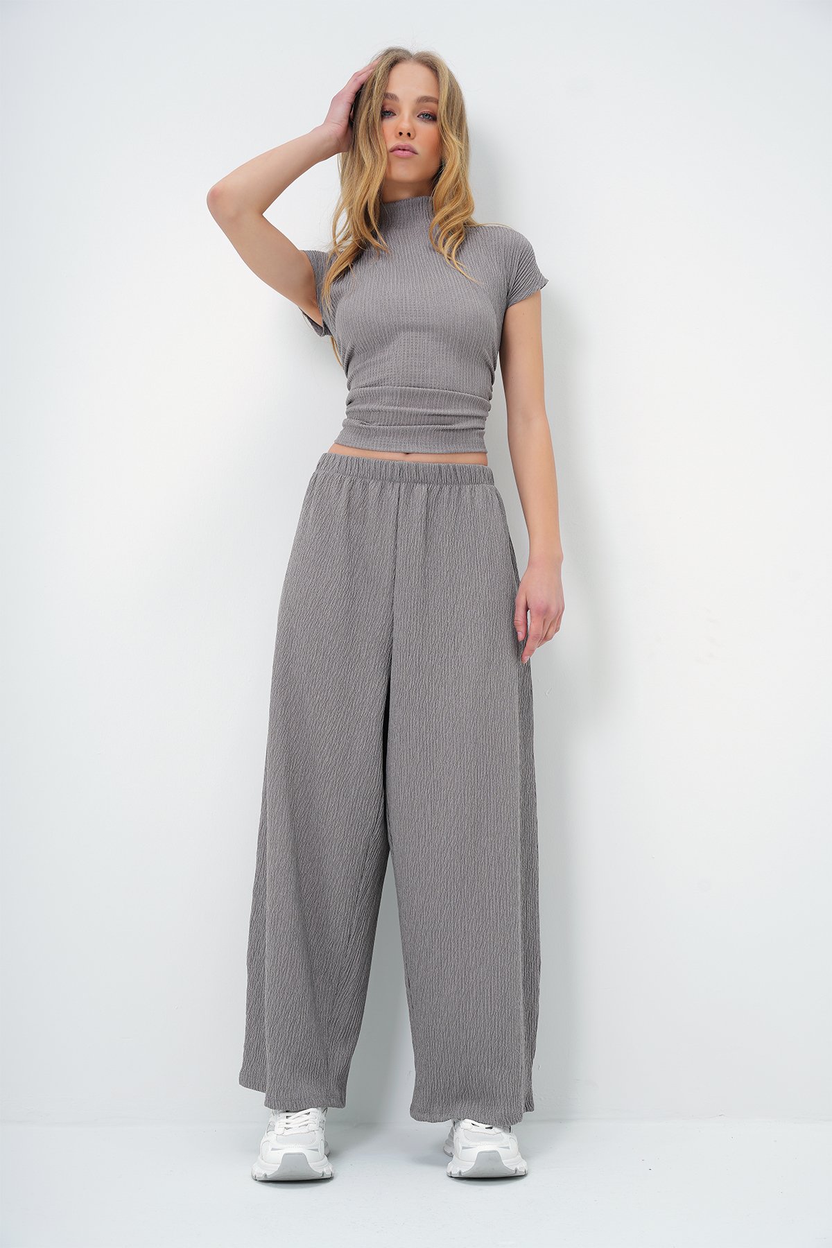 DİK YAKA DOKULU YANLARI DRAPELİ CROP BLUZ VE GENİŞ PAÇA PANTOLON TAKIM - GRİ