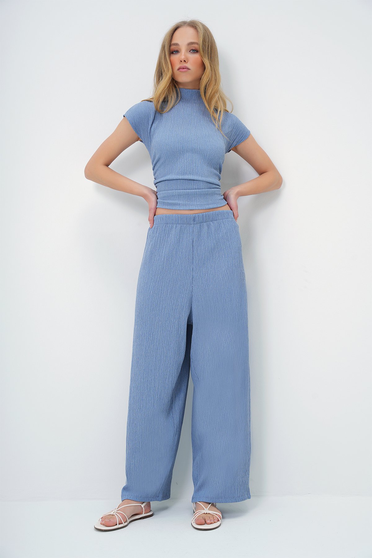 DİK YAKA DOKULU YANLARI DRAPELİ CROP BLUZ VE GENİŞ PAÇA PANTOLON TAKIM - MAVİ